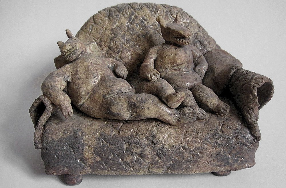 Raku-Figur, zwei auf dem Sofa, ca. 15 cm hocha